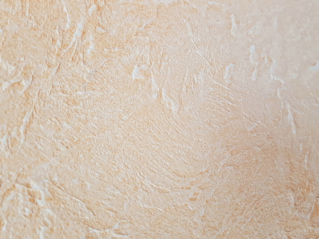 Фактурная штукатурка с волокнистым наполнителем Алюр Рустик. Имитация камня с лессировкой матовым колерованным лаком. Вид вблизи и под углом