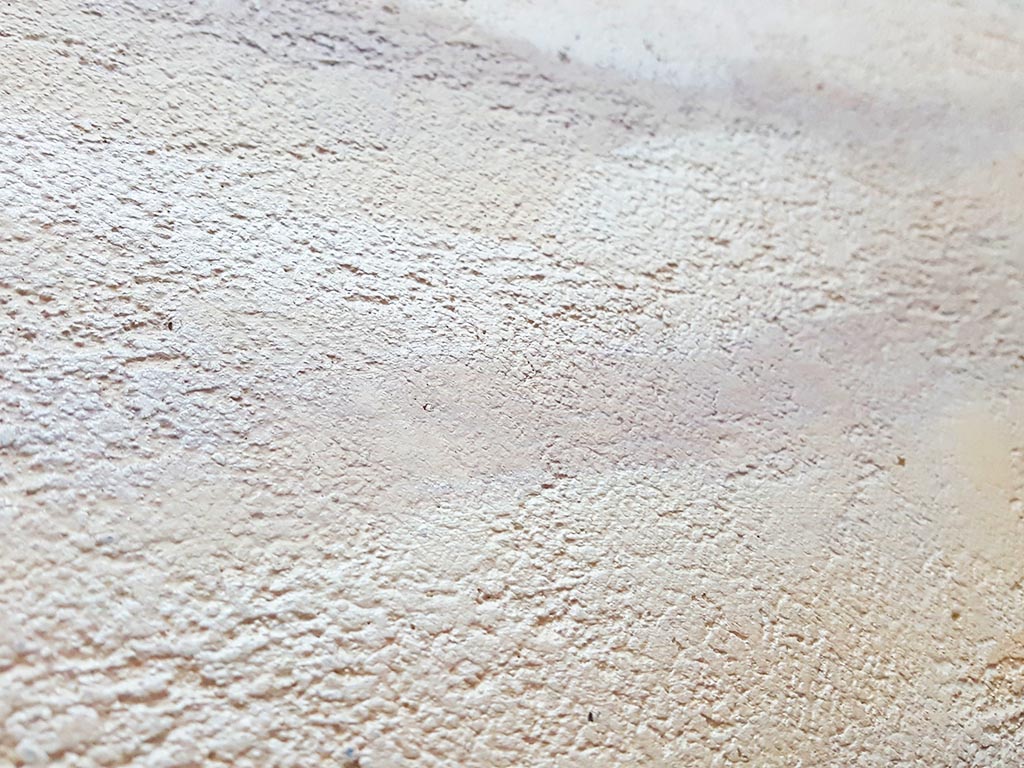 Фактурная штукатурка с мраморной крошкой Алюр Рувидо. Фактурный рисунок Травертин. Лессировка колерованным матовым лаком в три цвета. Вид вблизи и под углом