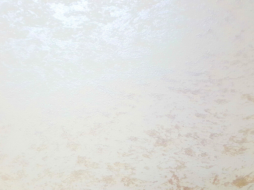 Декоративная краска с флоками Алюр Томан. Классическое нанесение. База Серебро. Вид вблизи и под углом