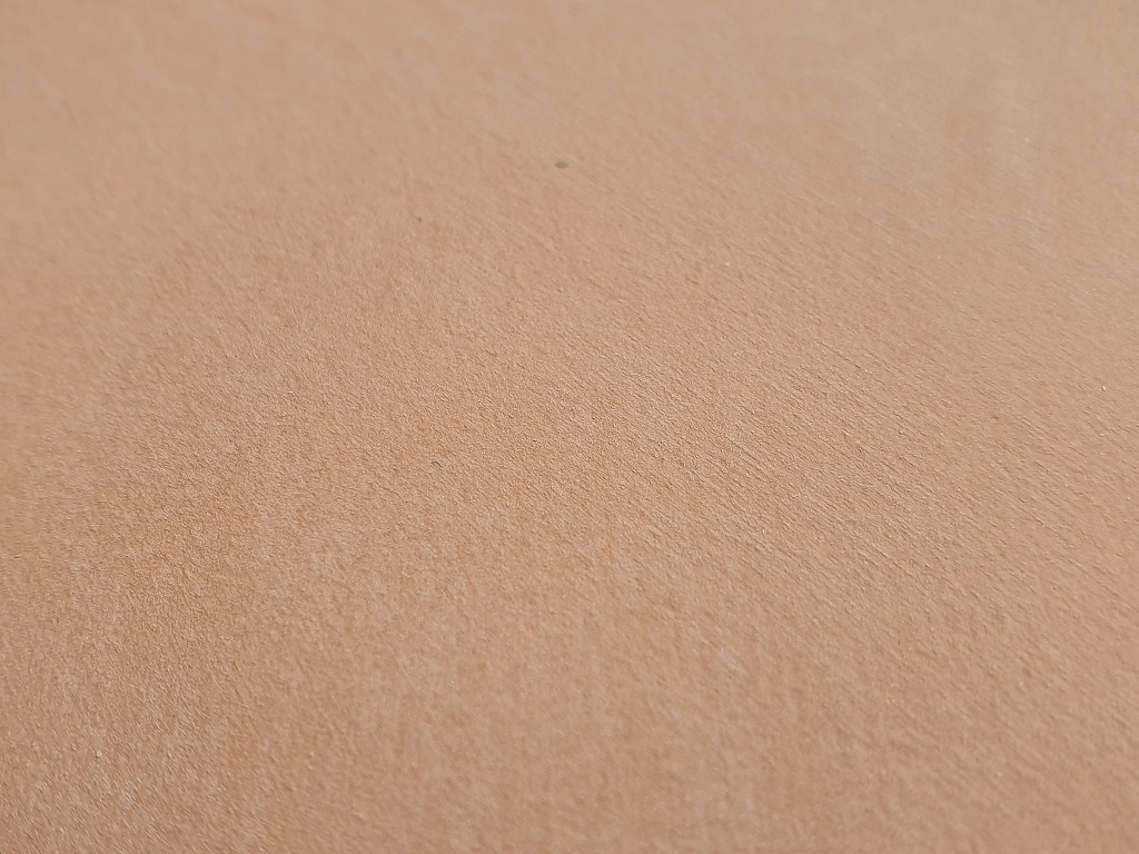 Матовая краска с эффектом замши Алюр Велато Пергама. Нанесение кистью. Цвет 324. Вид вблизи и под углом
