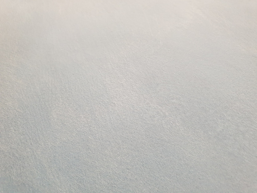 Матовая краска с эффектом замши Алюр Велато Пергама. Нанесение кистью. Цвет А16. Вид вблизи и под углом