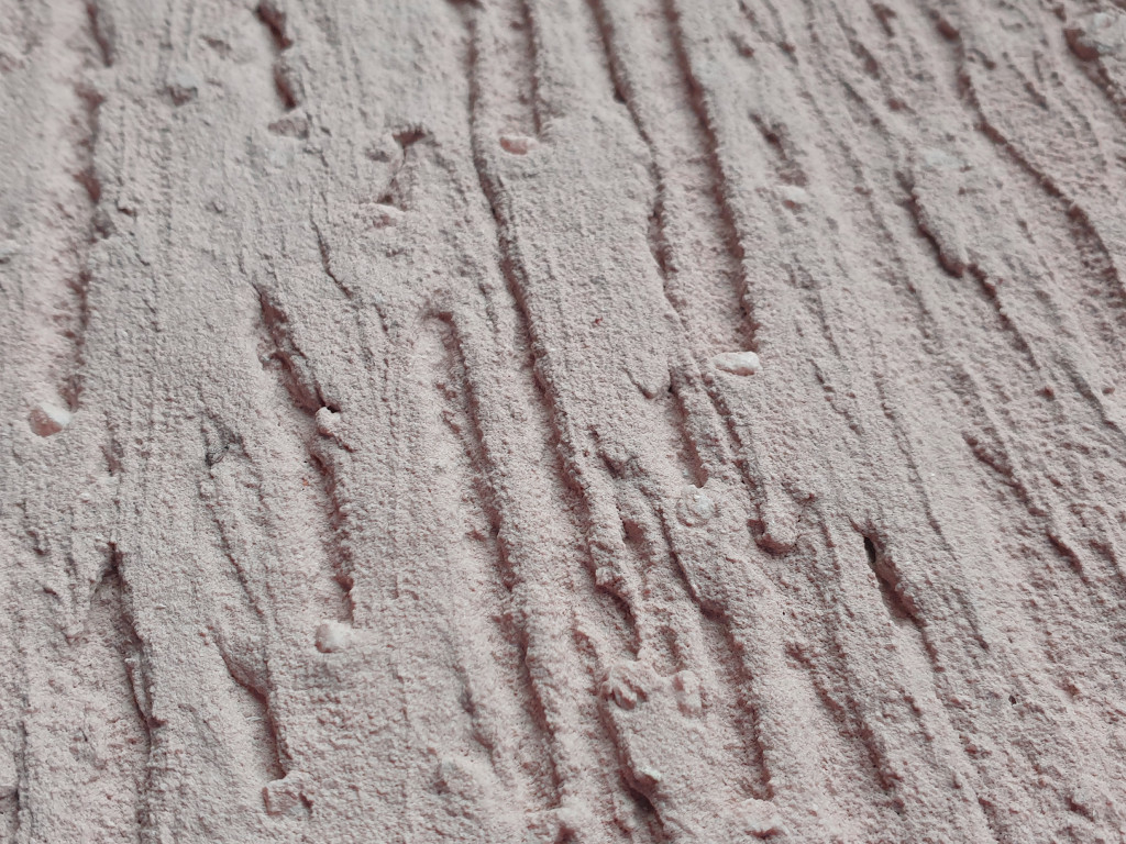 Фактурная штукатурка Bayramix Baytera. Фактурный рисунок Мокрая стена. Цвет 078. Крупная фракция. Вид вблизи и под углом