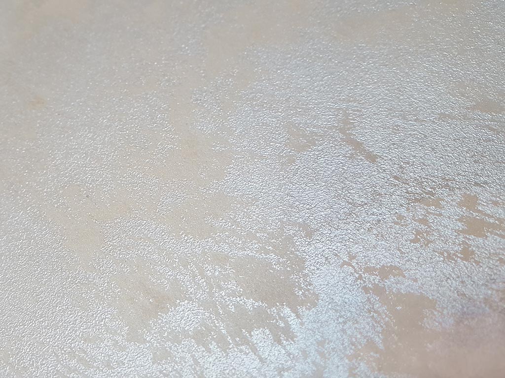 Перламутровая краска с песком Goldshell Дюна. Эффект песчаного вихря. Базовый цвет Серебро. Вид вблизи и под углом