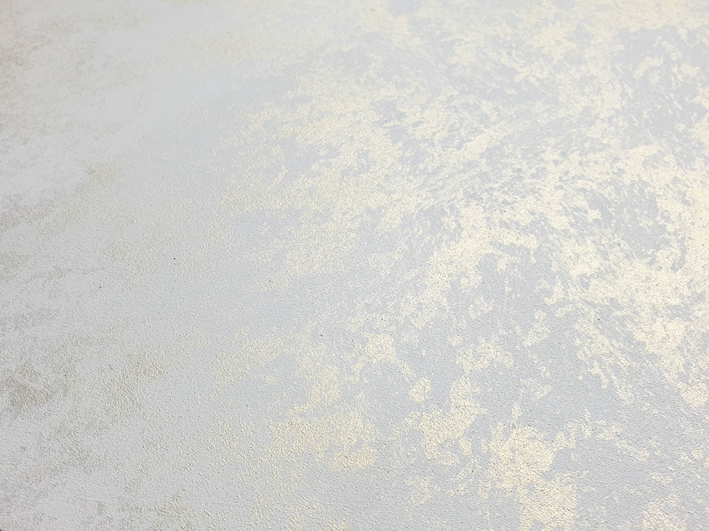 Матовая краска с золотыми флоками Goldshell Небиа Светлое золото. Светлые флоки. Основа белого цвета. Вид вблизи и под углом