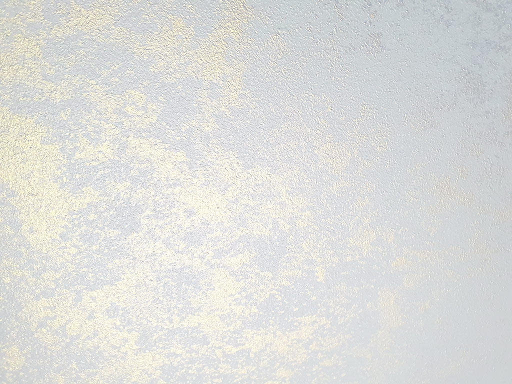 Матовая краска с золотыми флоками Goldshell Небиа Светлое золото. Светлые флоки. Основа белого цвета. Вид вблизи