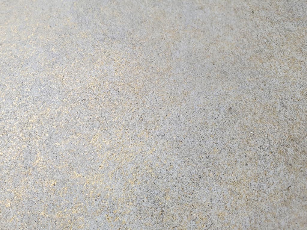 Матовая краска с серыми и золотыми флоками Goldshell Небиа Гранж. Классическое нанесение. Вид под углом