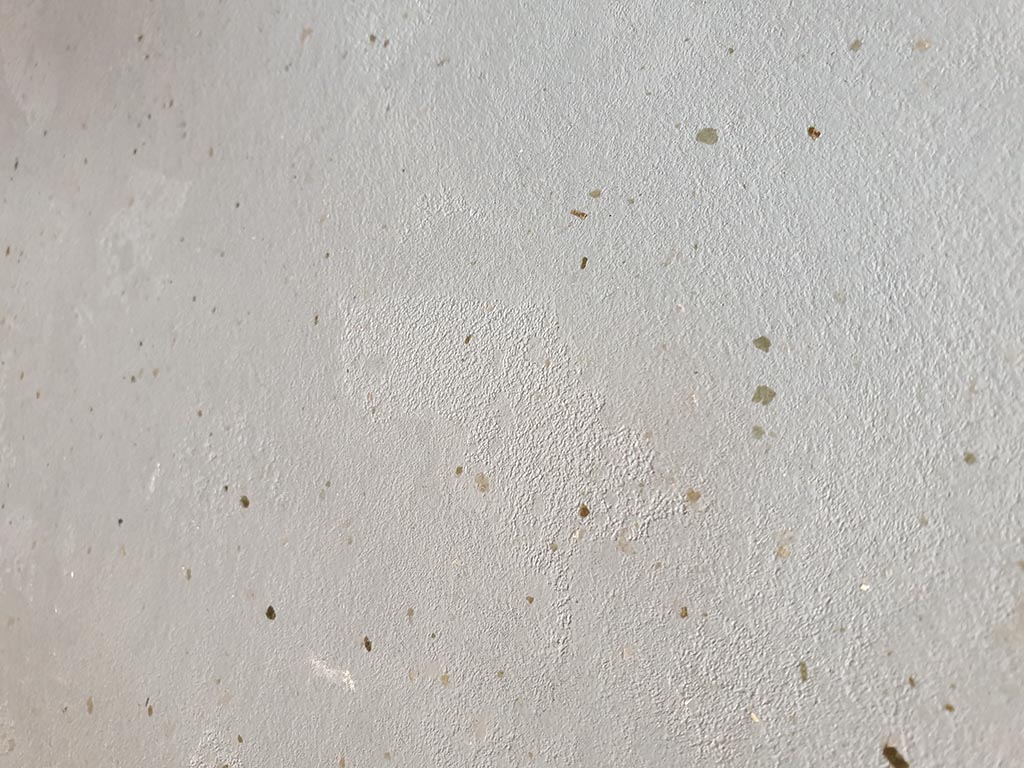 Фасадная эластичная штукатурка Goldshell Структура Песчаная. Фактурный рисунок Карта мира. С добавлением слюды Mica. Вид вблизи и под углом