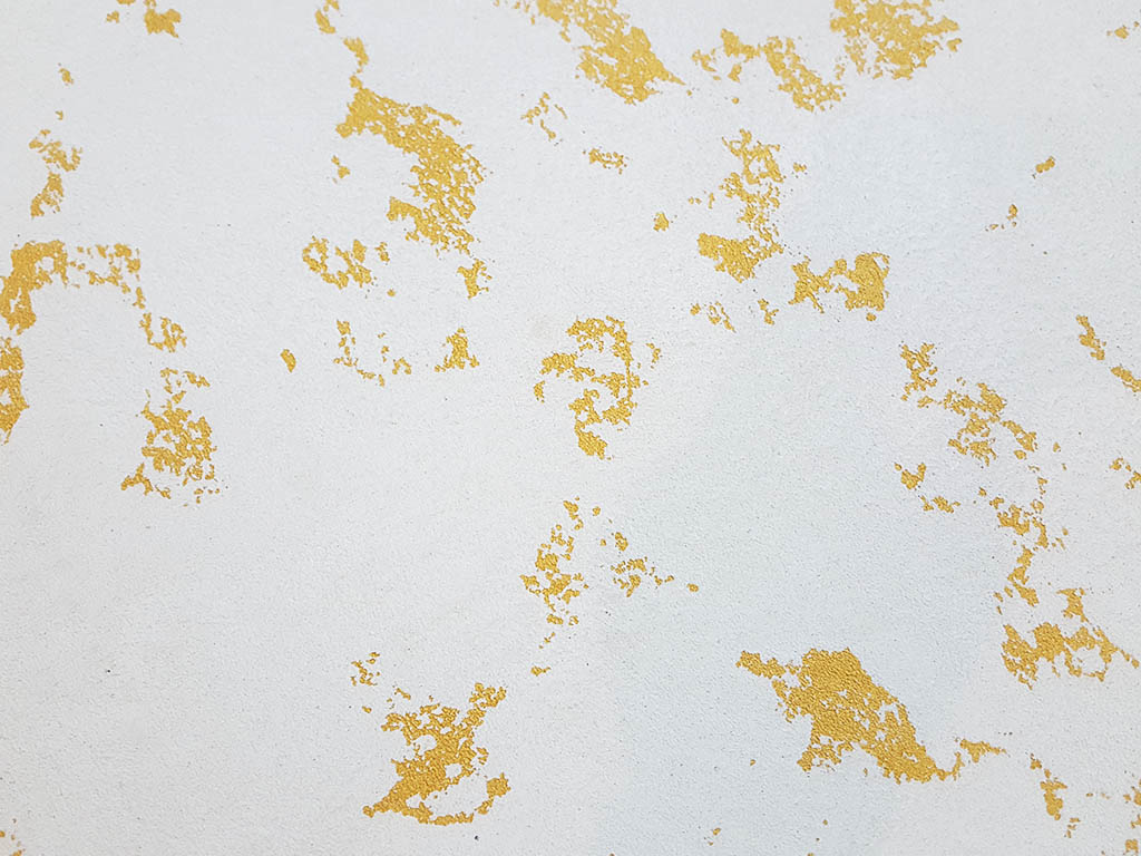 Фактурная штукатурка с минеральным наполнителем Goldshell Траверто. Фактурный рисунок Карта мира. Нанесение на позолоченную основу
