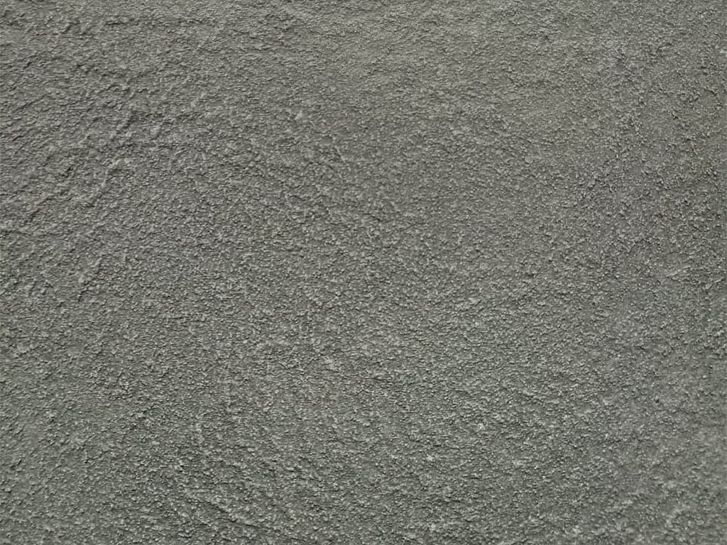 Матовая краска с крупным песком Oikos Biamax 7. Эффект песчаного вихря в два слоя. Цвет IN052. Вид вблизи и под углом