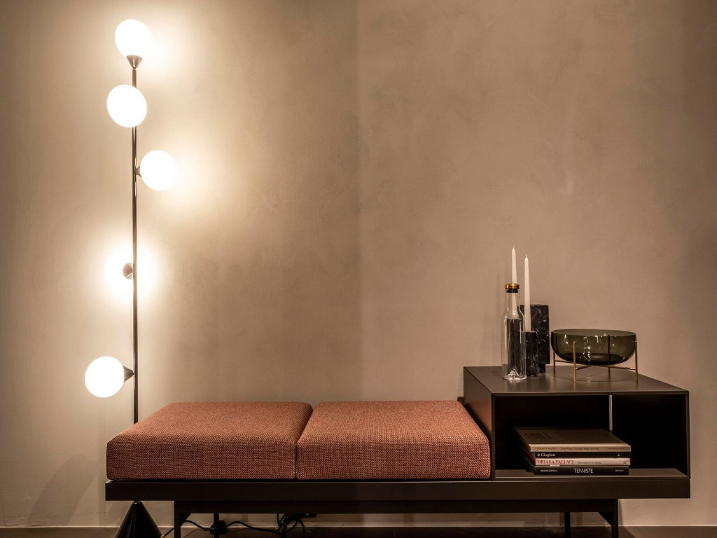 Фактурная штукатурка Oikos Marmorino Naturale. Нанесение на стены в гостиной. Цвет MM-34 Фактурная штукатурка Oikos Marmorino Naturale. Нанесение на стены в гостиной. Цвет MM-34