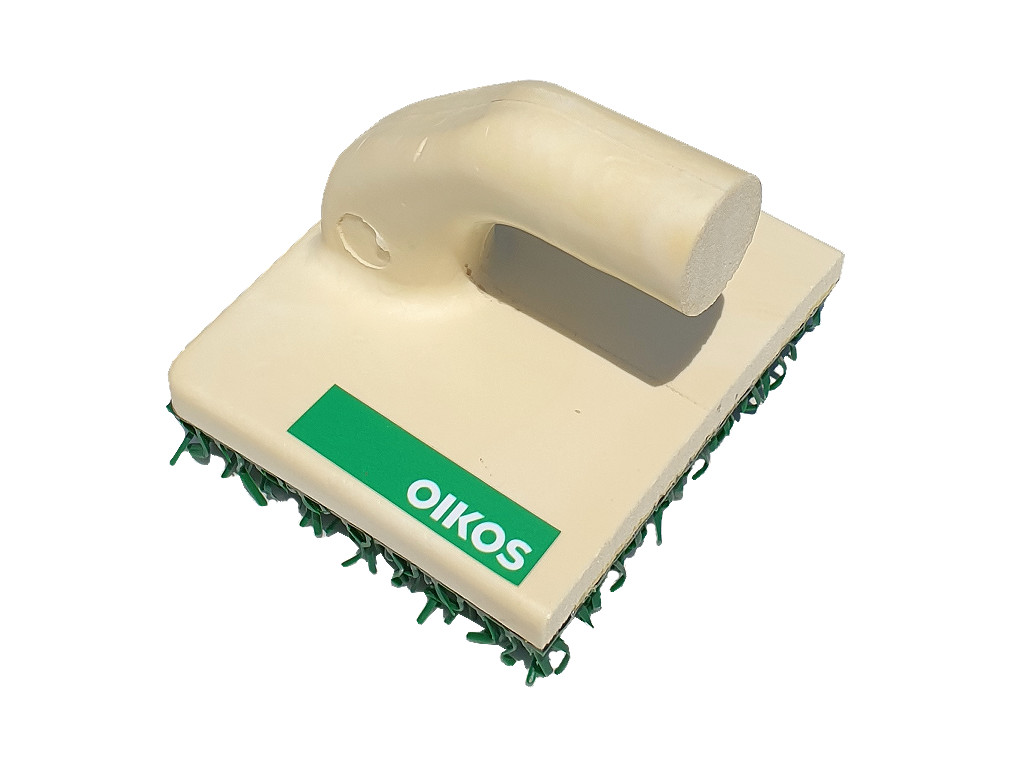 Кельма с пластиковой щёткой Oikos Tampone mille righe. Внешний вид. Размер 12х10 сантиметров Кельма с пластиковой щёткой Oikos Tampone mille righe. Внешний вид. Размер 12х10 сантиметров