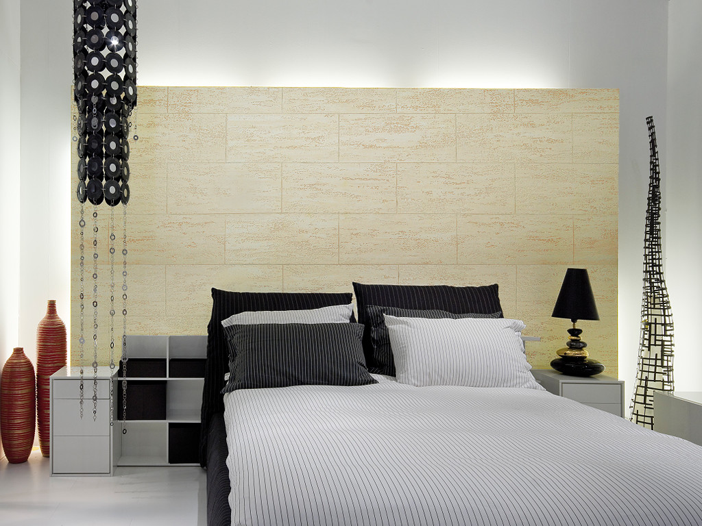 Фактурная штукатурка Oikos Travertino Romano Naturale. Отделка инсталляции в спальне. Цвет лака Tivoli