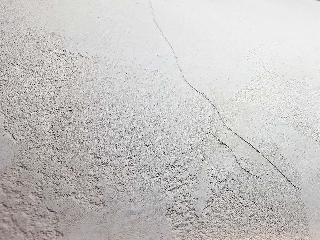 Фактурная штукатурка Senideco Havana Gros. имитация состаренного бетона с трещинами. Вид вблизи и под углом